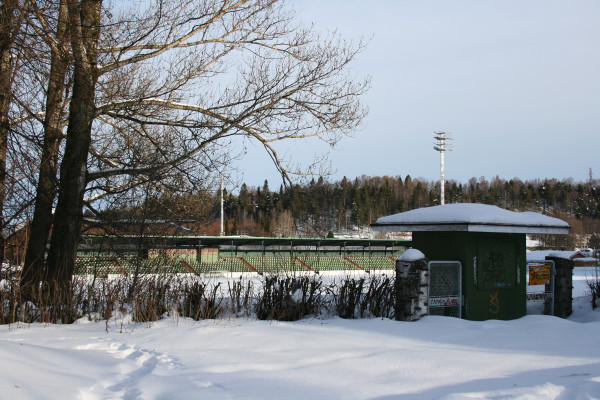 Kisapuiston kenttä lumen peitossa maaliskuussa 2010. (Kuva Sauli Hirvonen)