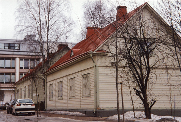 Puutalot vielä jäljellä Kymintien alkupäässä. Nykyään paikalla asuinkerrostaloja. (Kuva Sauli Hirvonen)