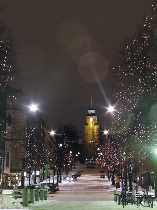 Kaupungintalo torilta nähtynä (Kuva Sauli Hirvonen)