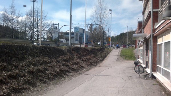 Salpausselänkadun pohjoinen kevyen liikenteen väylä on kapea. (Kuva Sauli Hirvonen)