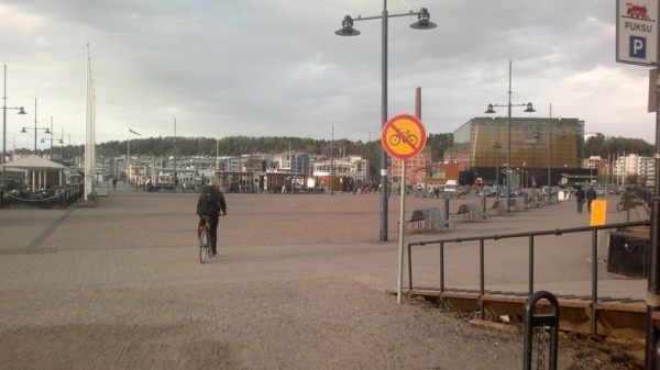 Pyörällä ajo kielletty, vaihtoehtoinen reitti kulkee aseman takaa. (Kuva Sauli Hirvonen)