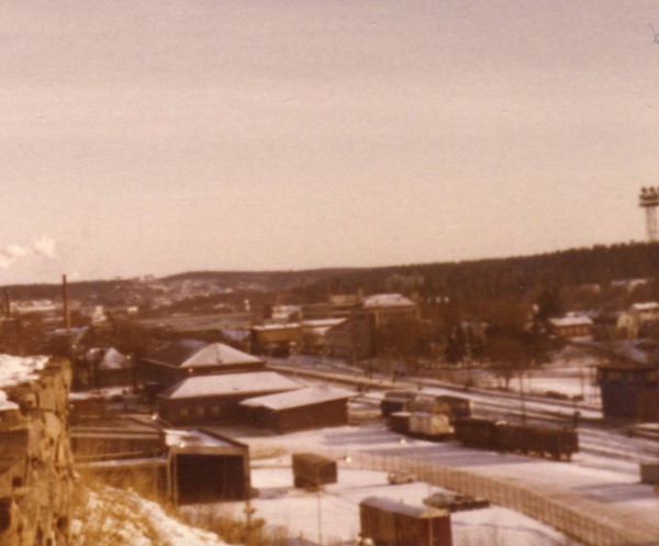 Asemanseutua 1973. Tullin raiteella vaunu. Kuva Hirvonen-Rajaharju -arkisto)